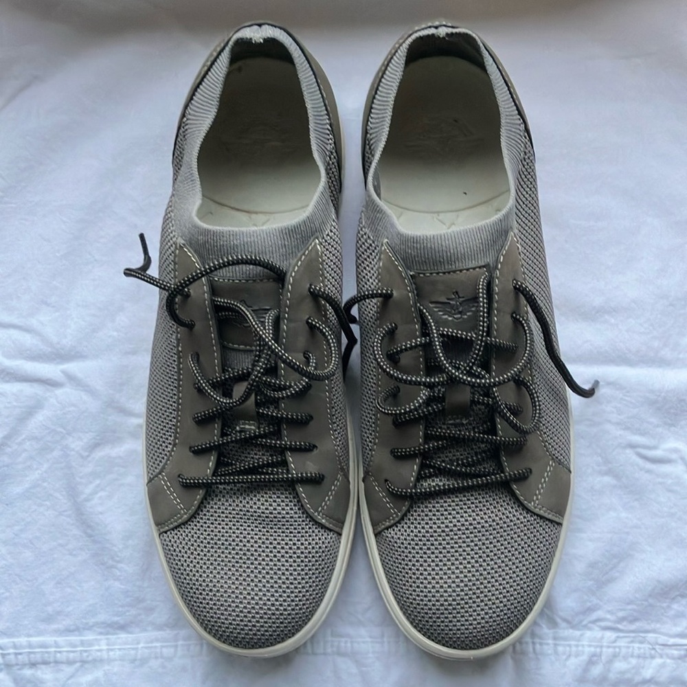 Dockers Gray Low-Top Sneakers with Minimalist Design